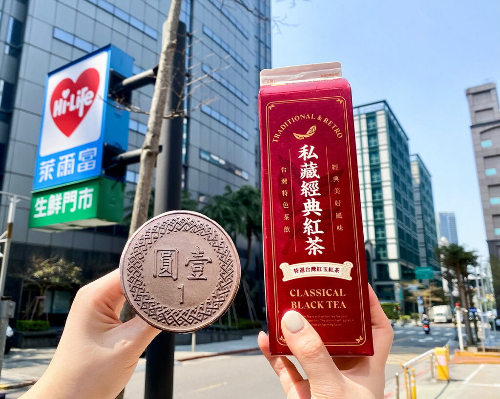 萊爾富應援中華隊,3月14日前逾50款人氣零食、飲品、啤酒下殺5折起,大瓶裝900mL的樂法私藏經典紅茶第2件只要1元。