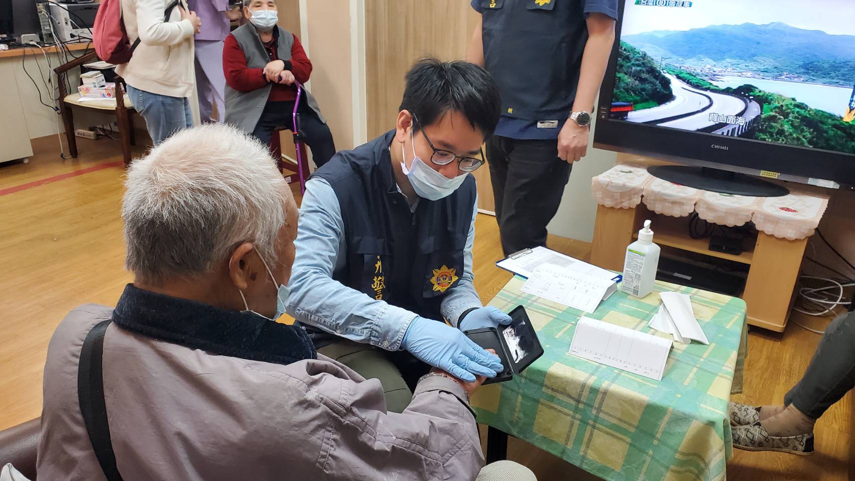 ▲ 中警局推導「紋防四保」指紋建檔,串連全臺警政系統助長者回家 (圖/台中市警察局 提供)