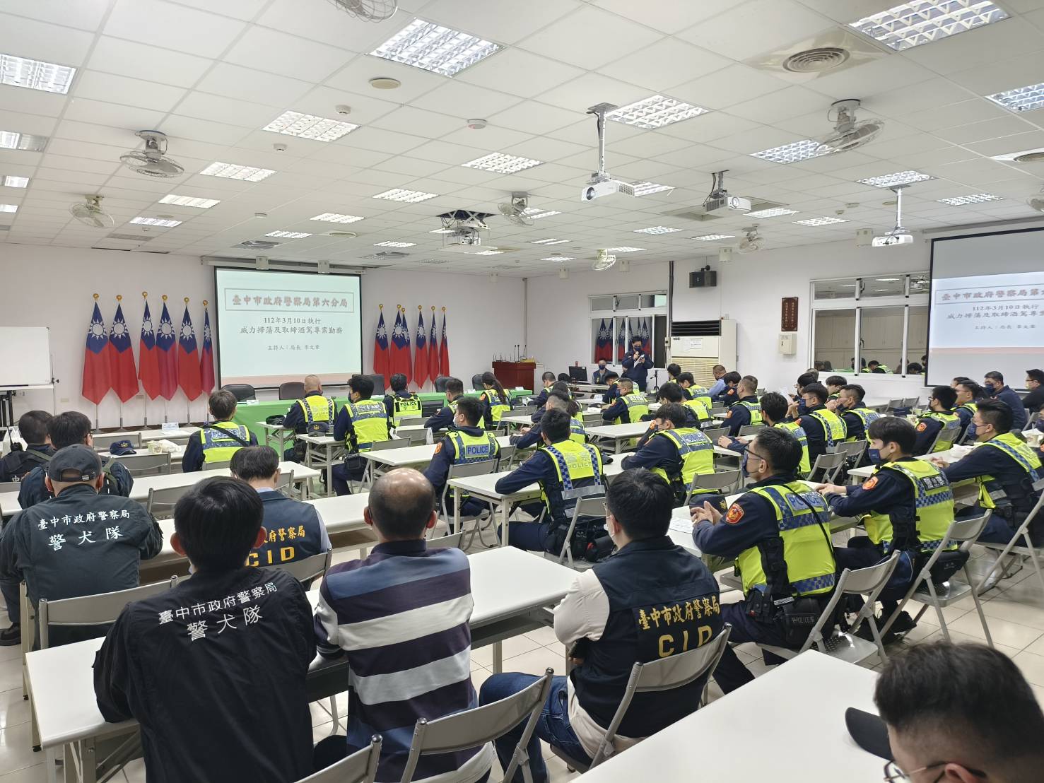 中市警強勢臨檢勤前任務。 (圖/記者林㤈輝翻攝)