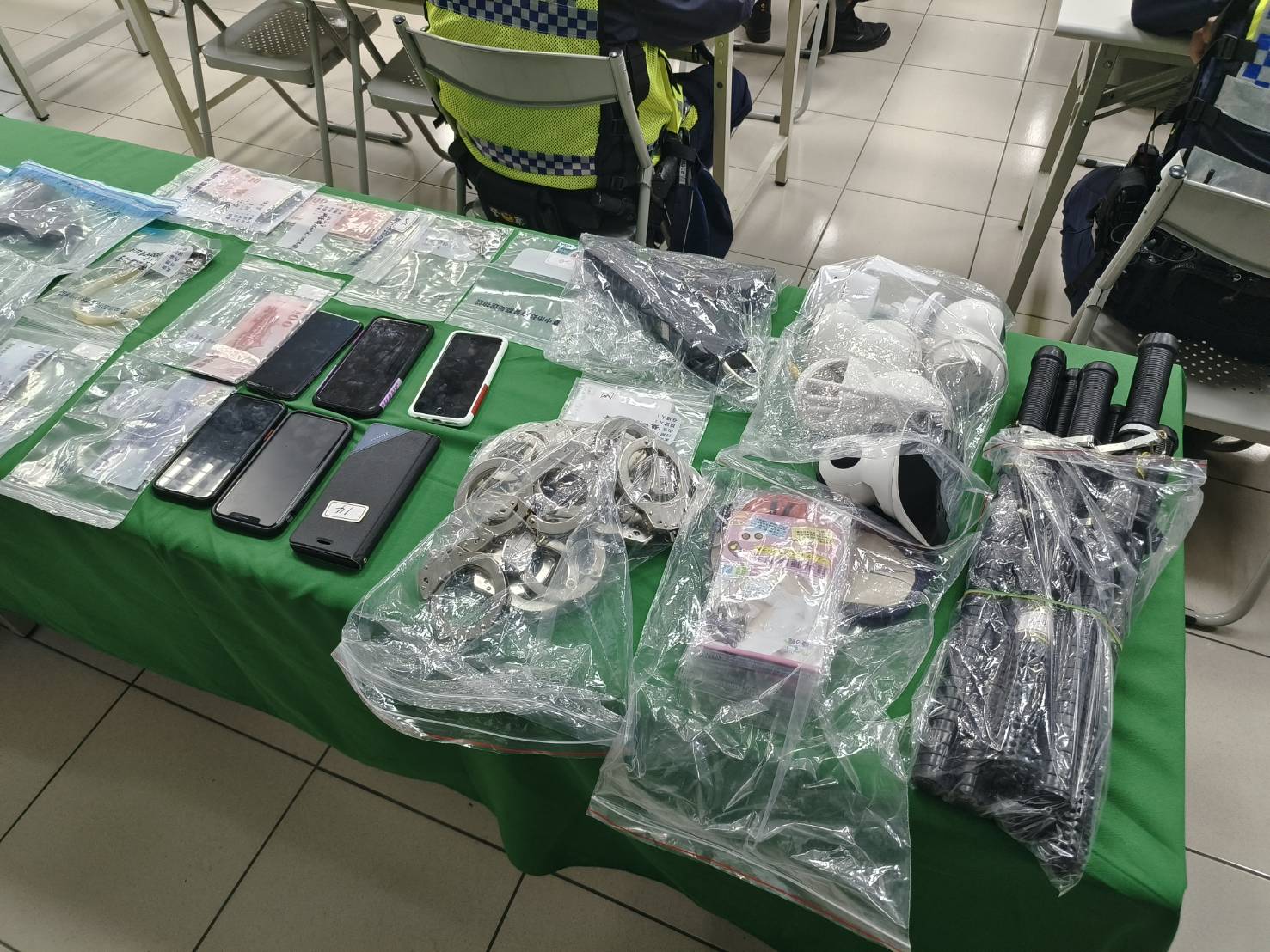 中市警強勢臨相關案情起獲證物。 (圖/記者林㤈輝翻攝)