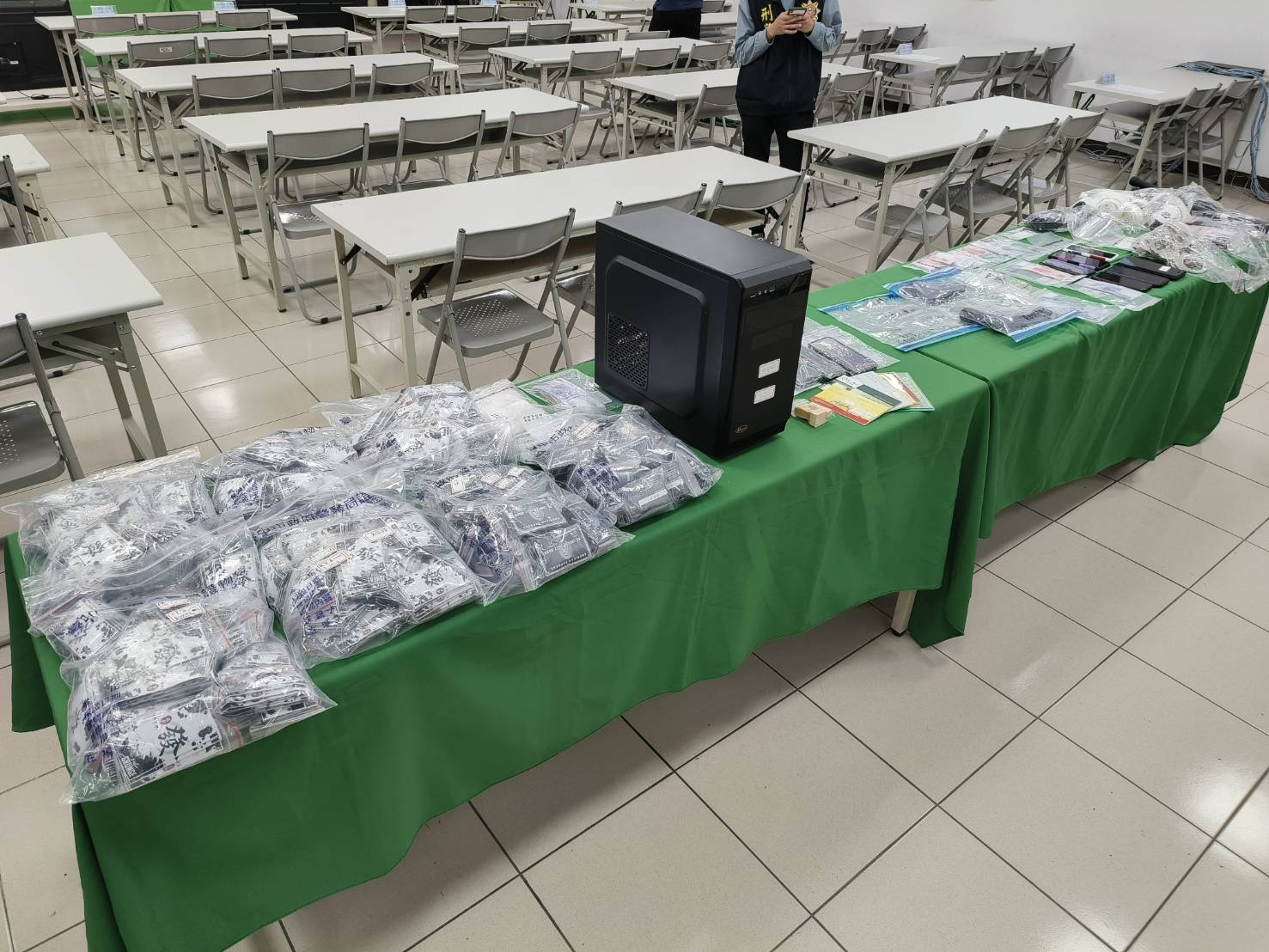 中市警強勢臨相關案情起獲證物。 (圖/記者林㤈輝翻攝)