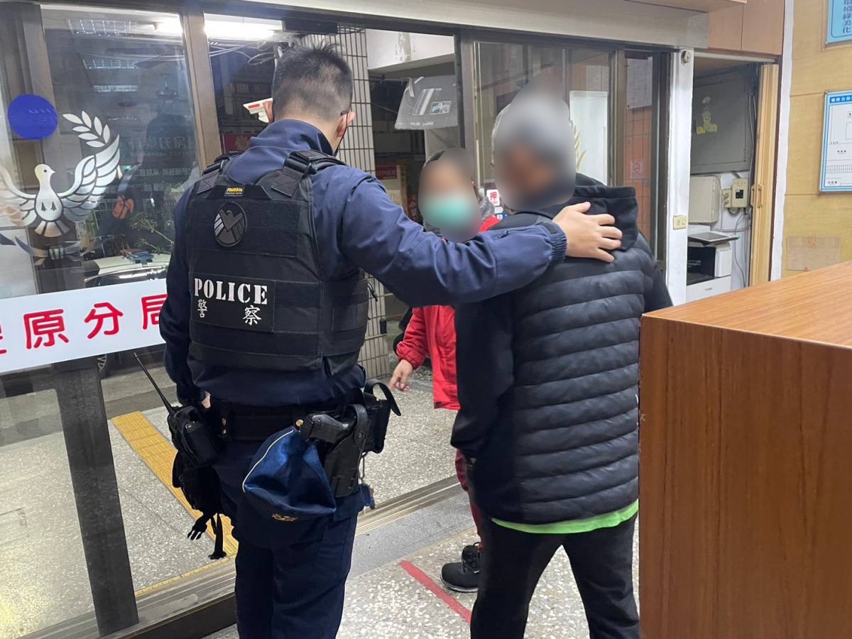 中市警豐原分局豐洲派出所日前急助迷航老翁返家。(圖/記者謝榮浤翻攝)