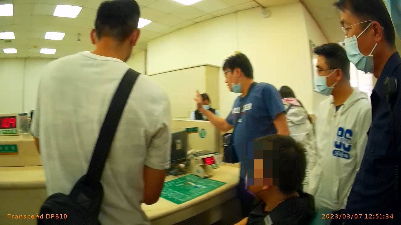 【警政時報 江雁武/台中報導】 臺中市政府警察局霧峰警分局成功派出所於日前接獲銀行通報,稱有一名年約28歲張姓男子臨櫃欲結清帳戶,行員詢問用途時說詞反覆,察覺有異,員警及行員警民合作成功阻詐新台幣604萬元。 警方今日表示,中市警霧峰分局成功派出所巡佐陳恒誠、警員林郁芳、鍾國鴻、曾忠皓、王啟仲於日前接獲大里區中興路段銀行通報,稱有一名年約28歲張姓男子臨櫃欲結清帳戶,並將帳戶內新台幣604萬元全數提領,銀行行員發現該男子帳戶曾遭警示,於今年3月初始解除,欲提領當日匯入款金,察覺有異立即通報警方,員警獲報後立即到場向張男詢問金錢用途及來源,無法交待投資相關細節,警方為避免人頭戶詐騙,進一步確認金錢來源,便請銀行行員聯繫匯款人,匯款人與張男說詞顯有不符,警方即將張男帶返回派出所釐清案情,意外查獲詐欺車手,成功保住民眾的辛苦錢。 中市警霧峰分局長陳祥麟表示,民眾對於有疑慮的匯款要求應保持警覺意識,謹記「冷靜、查證、報警」的三要原則,及「不隨意交付個人資料、不隨意聽從指示操作ATM或網路銀行、不理會來路不明的電話或訊息」的三不原則,方能有效避免受騙上當,警民共同遏止詐騙案的發生。