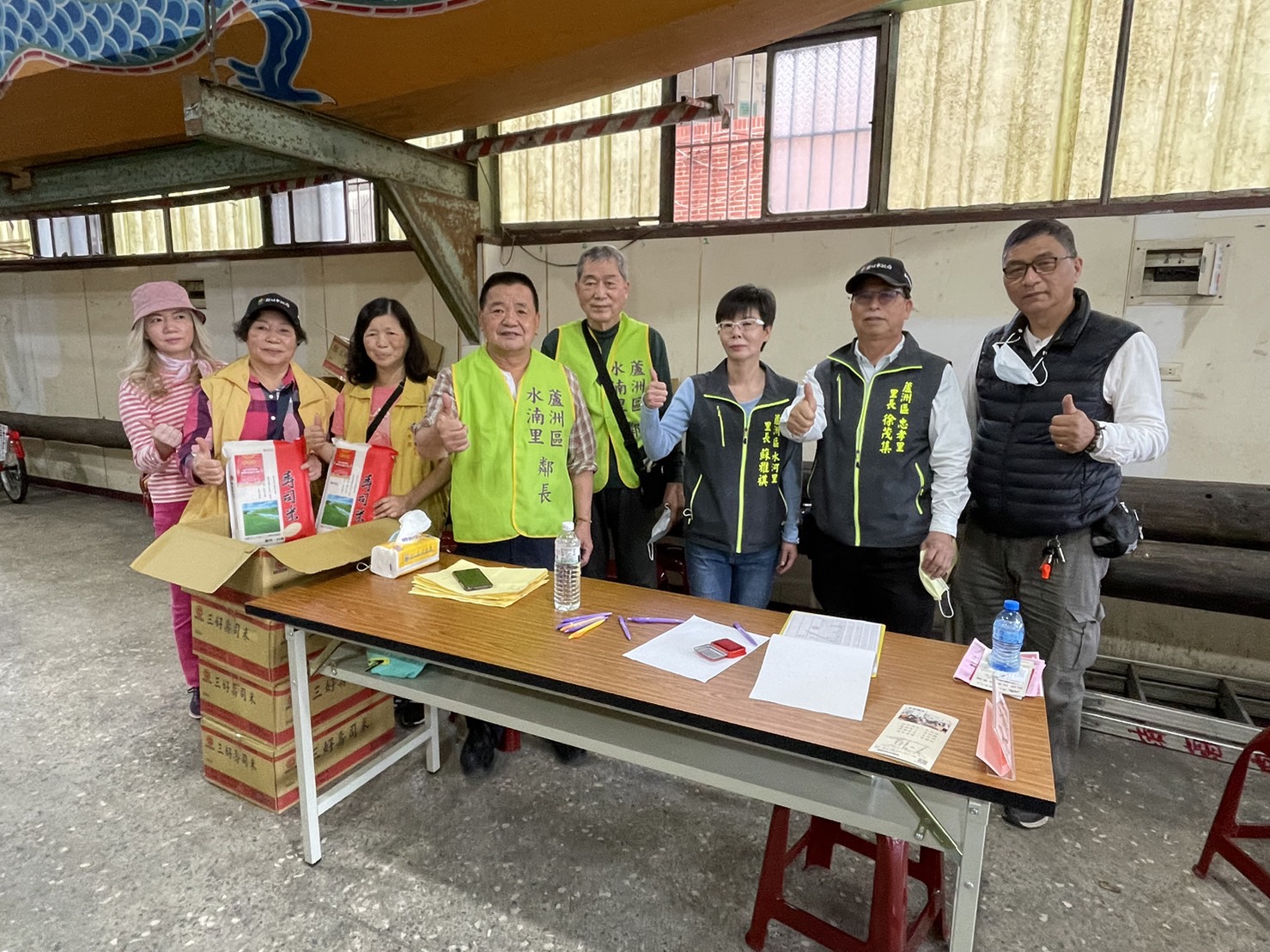 聯合物資發送愛心活動,計有18位鄰長現身擔任志工,熱情參與。(記者朱珈瑩攝)