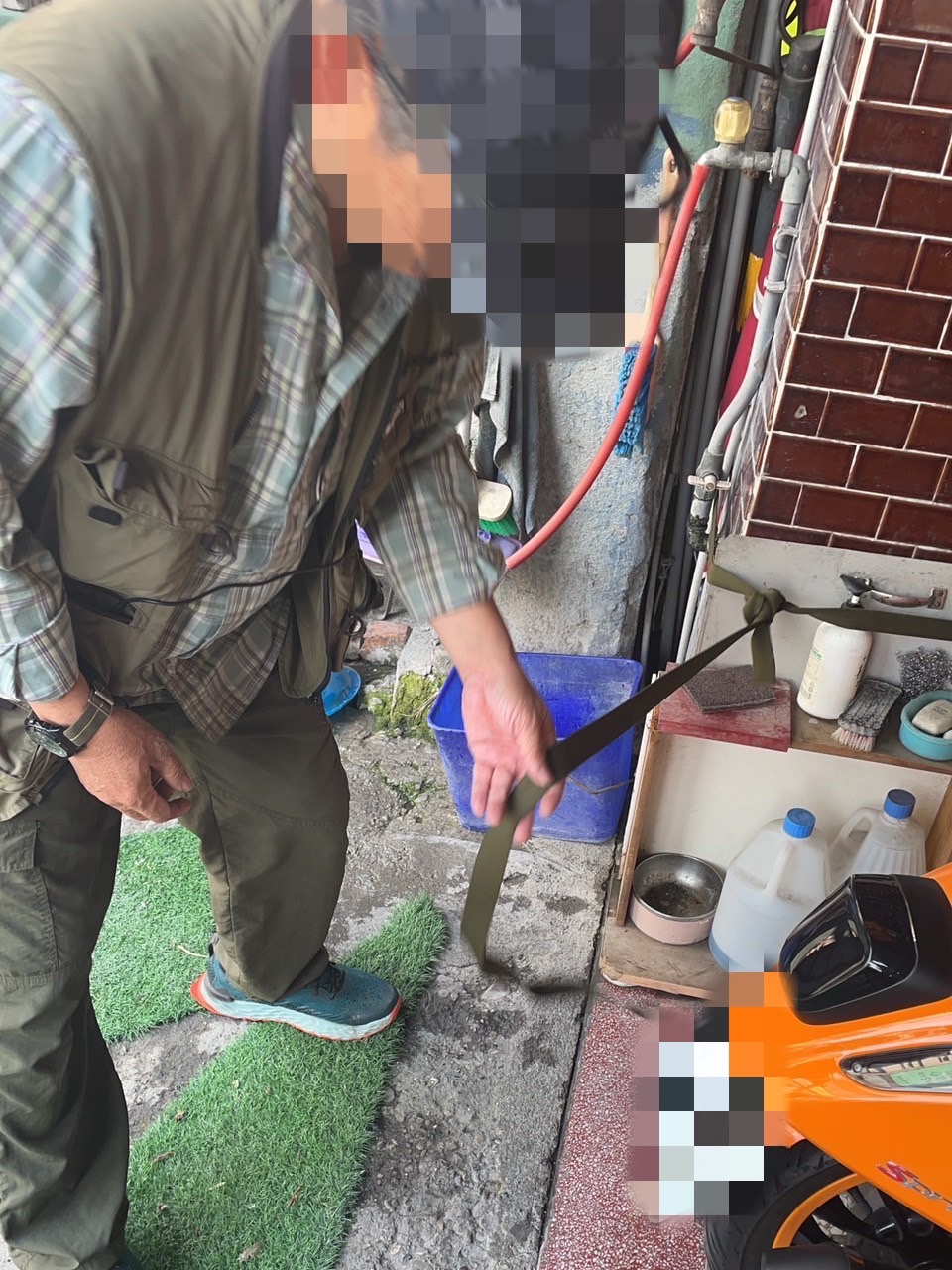 小狗掙脫牽繩咬傷路人