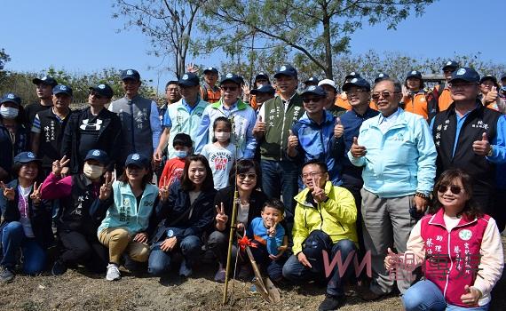 影／大手拉小手北港溪畔植樹　打造永續、樂活環境