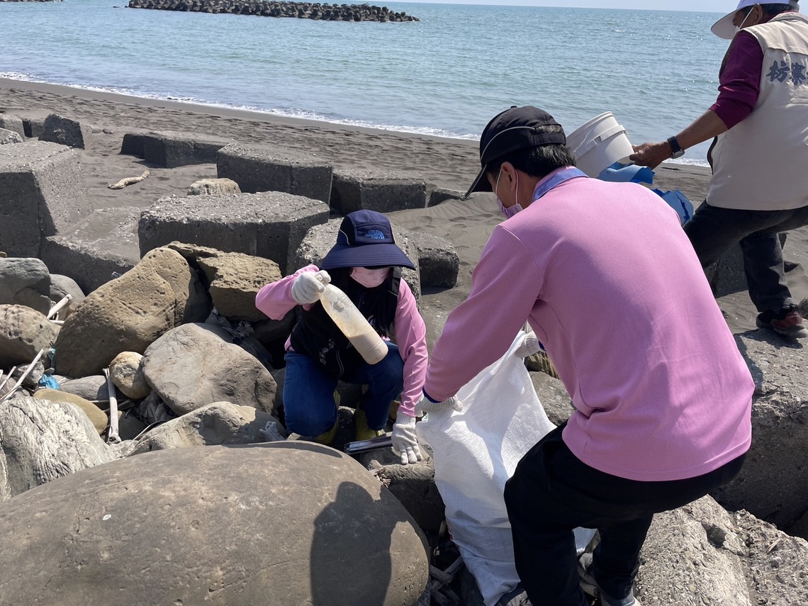 結合青年環保志工淨灘 屏縣府永續潔淨海洋環境