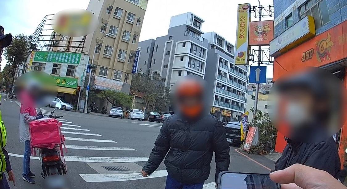 ▲ 周姓男子騎車不慎自摔,警車趕緊掉頭協助,連熊貓外送員也停車幫忙 (圖/台中市警察局 提供)