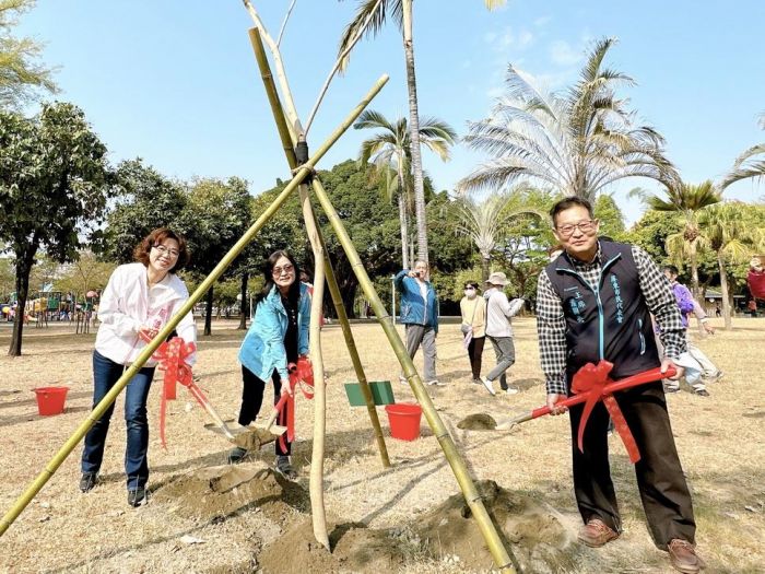 屏東市公所宣示廣植樹木 三千株綠苗供民眾索取