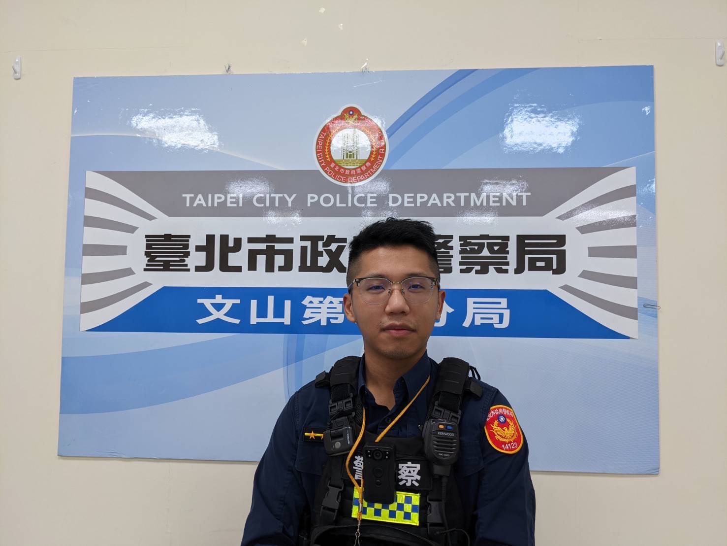 景美所警員余易展鷹眼緝獲通緝犯。(記者吳登國翻攝)