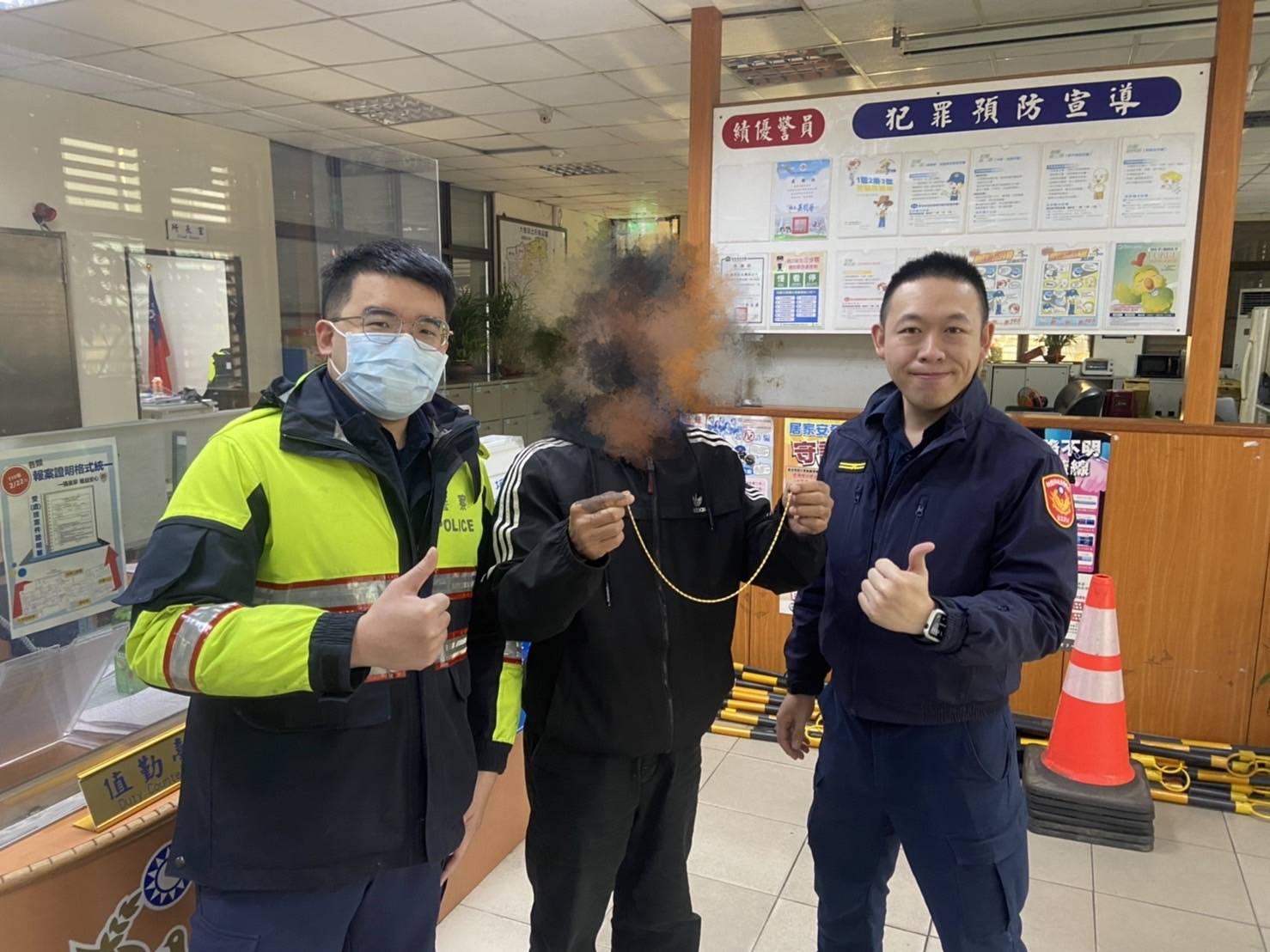桃園警分局大樹所長張邦寧接獲報案,立即與偵查隊協助辦理,順利尋獲報案人遺失的金項鍊。(記者翁約博翻攝)