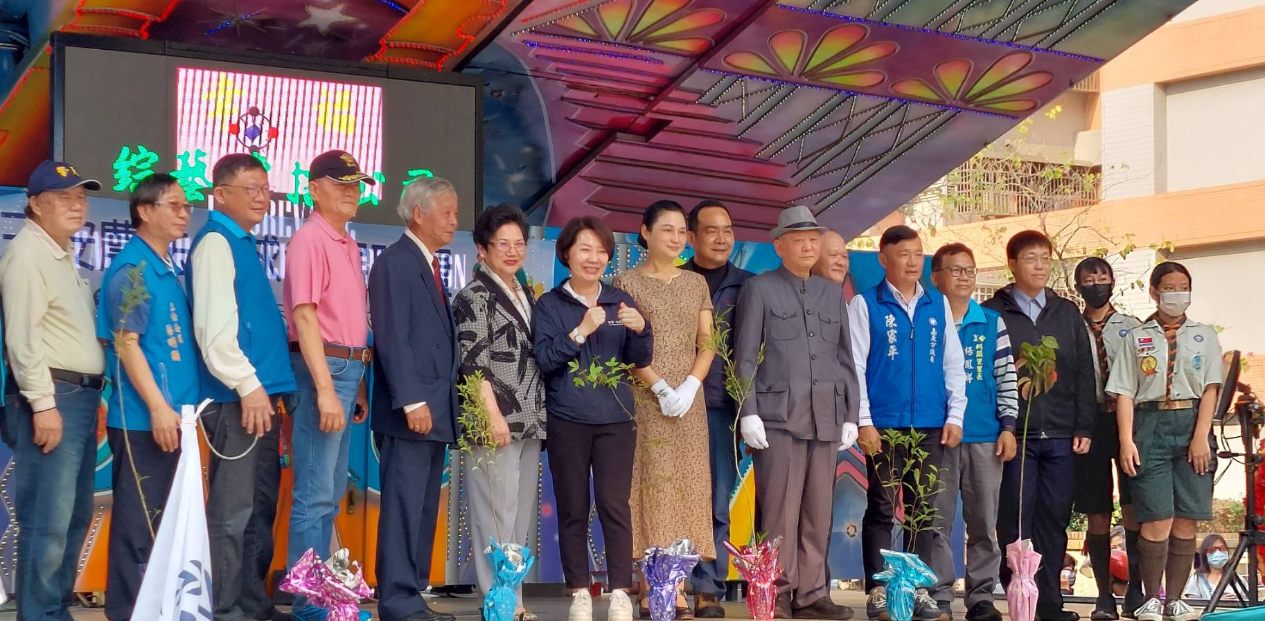 經國新城眷村舉辦紀念國父孫中山的贈送樹苗活動。(記者劉治強攝)
