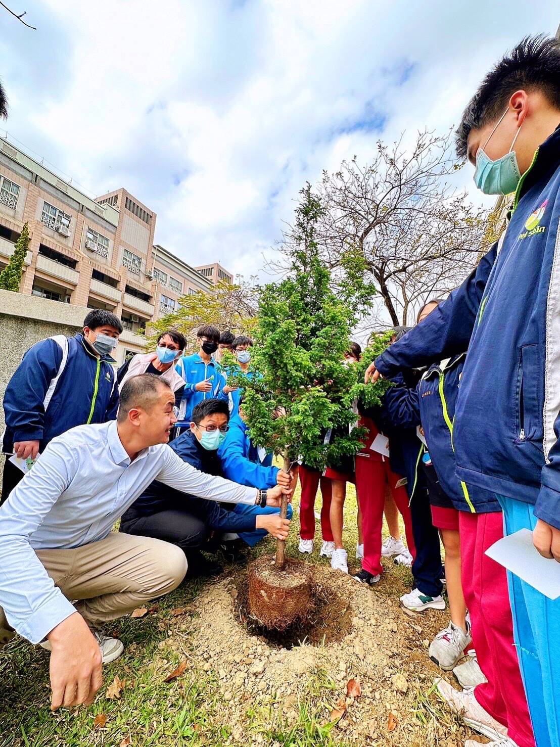 北興國中師生種下代表台灣生命力的水杉龍柏樹苗。(記者劉治強攝)