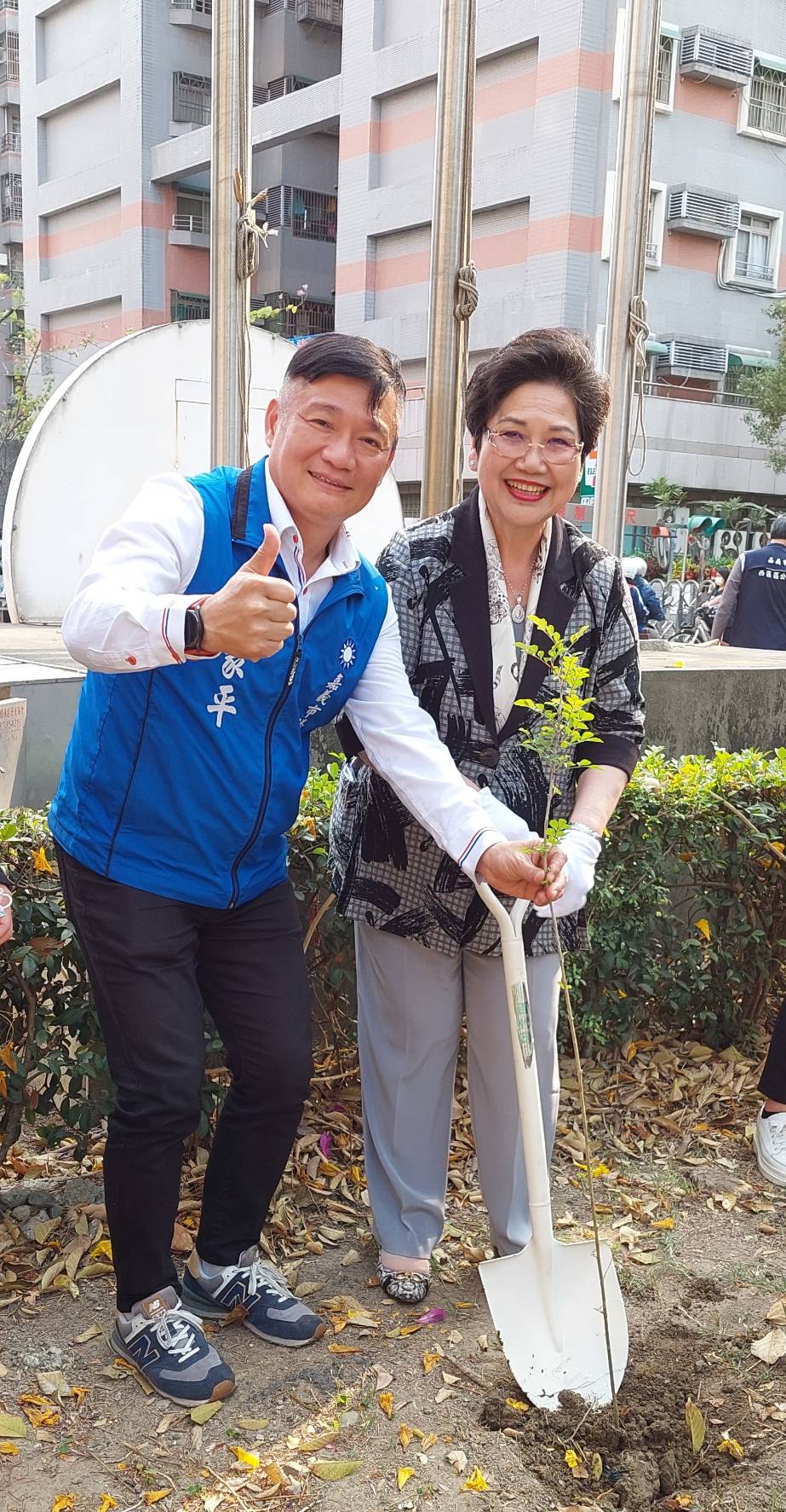 立委溫玉霞(右)參加經國新城三安農法聯盟舉辦的植樹活動(左)市議員陳家平。(記者劉治強攝)