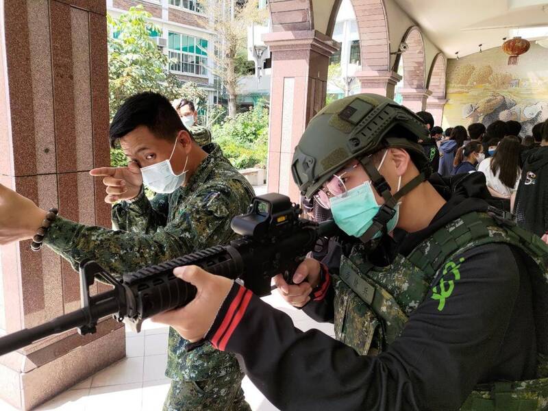 漾新聞|樹德家商「陸軍週」體驗神射手 學習國父「做大事」精神