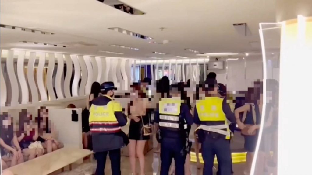 信義分局針對轄內酒店進行臨檢。(記者林金聖翻攝)