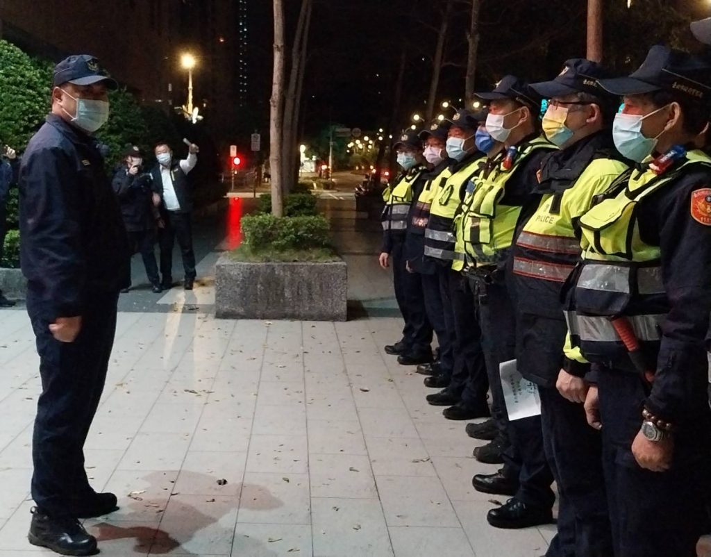 信義分局動員80警力對治安顧慮場所威力掃到。(記者林金聖翻攝)