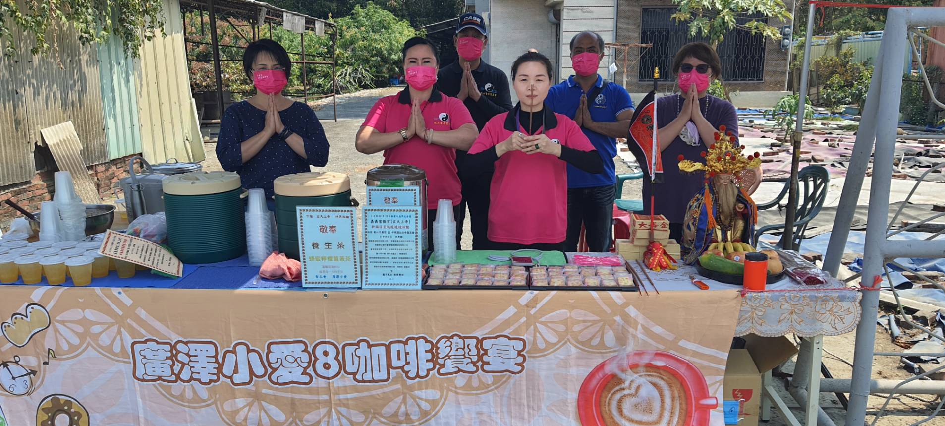 中華鳳山古寺聖王會公益攤位設置完畢後,財務長陳瑾誼率眾雌師兄 (姐)恭讀懺悔文迴向住院姐。(圖/記者林㤈輝翻攝)