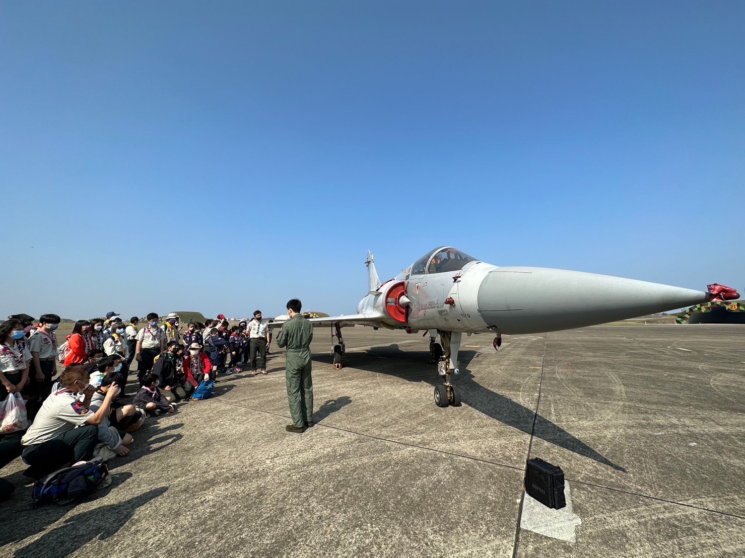 「空軍基地參訪」由軍官解說軍機的知識概念。(圖/記者謝榮浤翻攝)