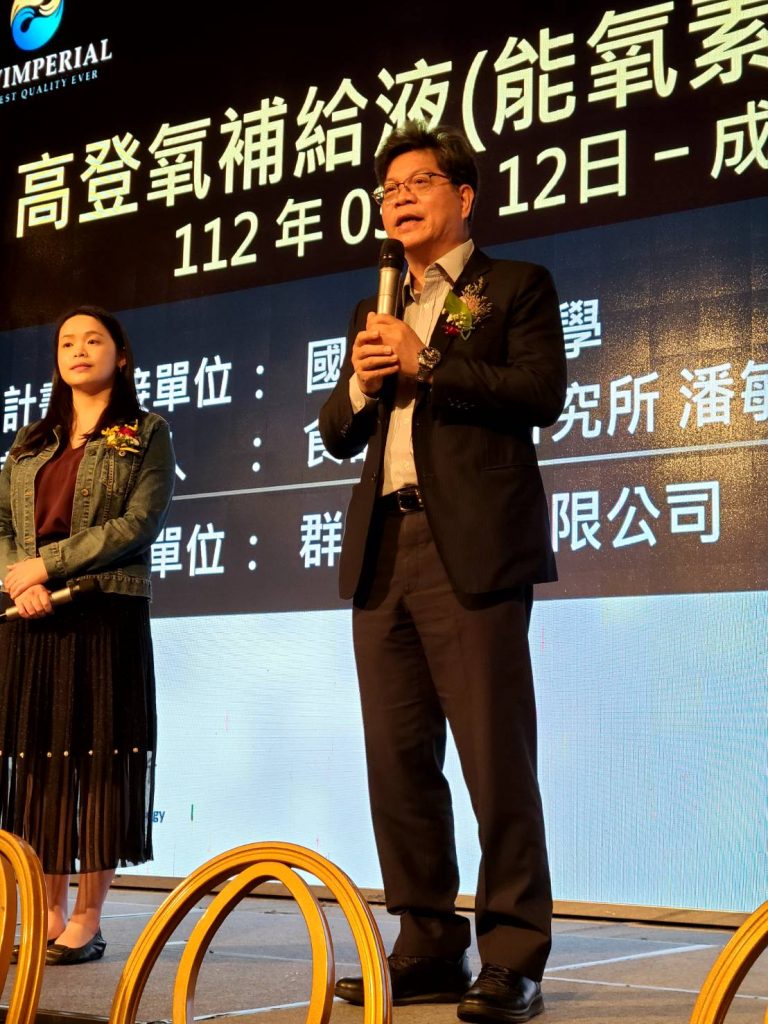潘敏雄教授帶著研究生說明研究成果。(記者林金聖攝)