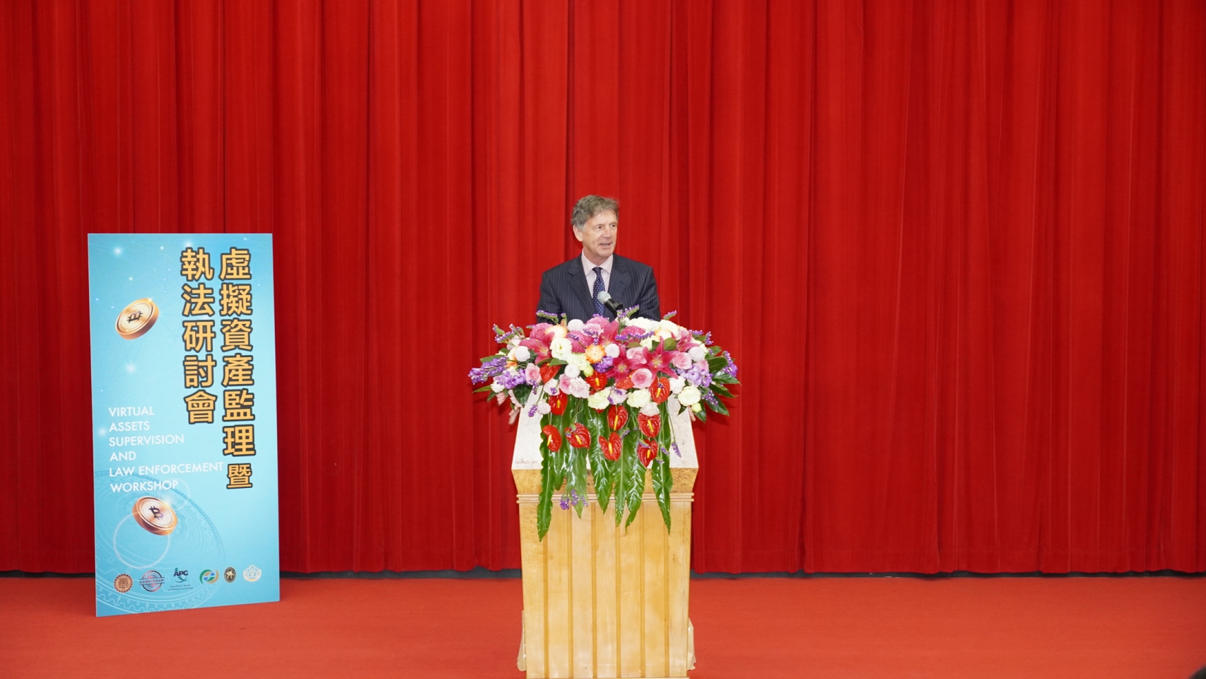 圖為主講人APG秘書長戈登•虎克博士(Dr. Gordon HOOK)針對虛擬資產及虛擬資產服務提供者與實質受益人2個主題進行專題演講。(記者 翁約博翻攝)