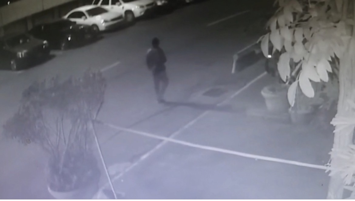 男偷車疑吸毒後呼呼大睡 警破窗叫他起床！ 一看車牌笑「手路太粗(技術太差)了啦」