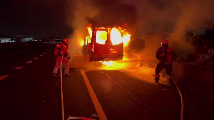 國道1號北上彰化段凌晨火燒車 200萬元廂型車成廢鐵