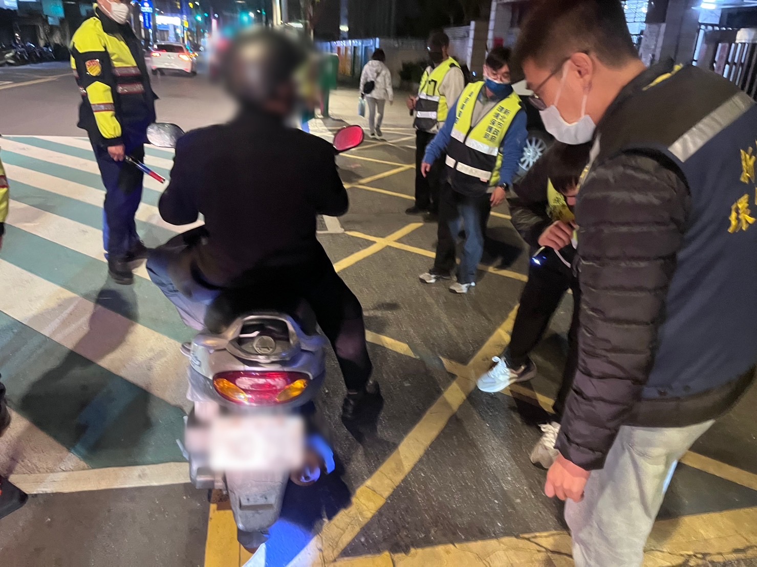 土城警環聯合強力打擊改裝噪音車。(記者徐煜勝翻攝)