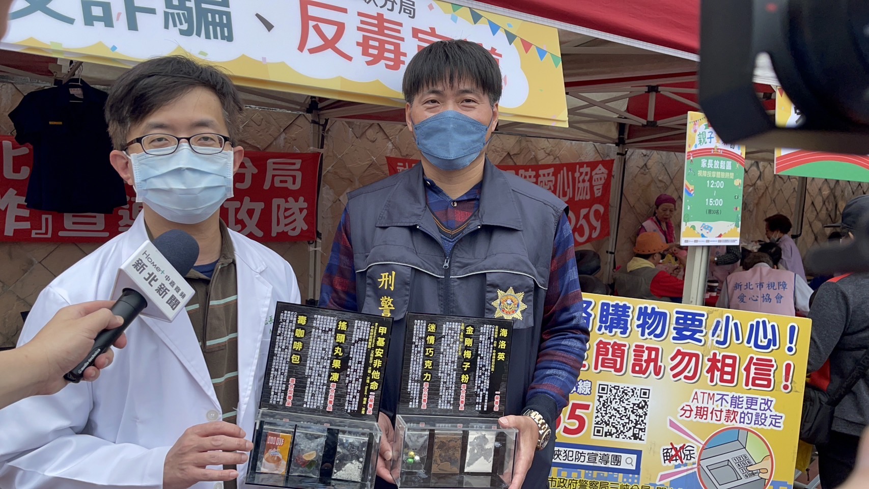 三峽警與名醫柚子醫師聯合宣導反詐騙。(記者徐煜勝翻攝)