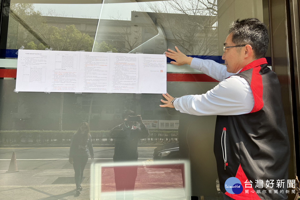 國民黨桃園市立委初選開跑,市黨部書記長李世俊張貼第11屆立法委員桃園市第一階段提名登記選舉公告。