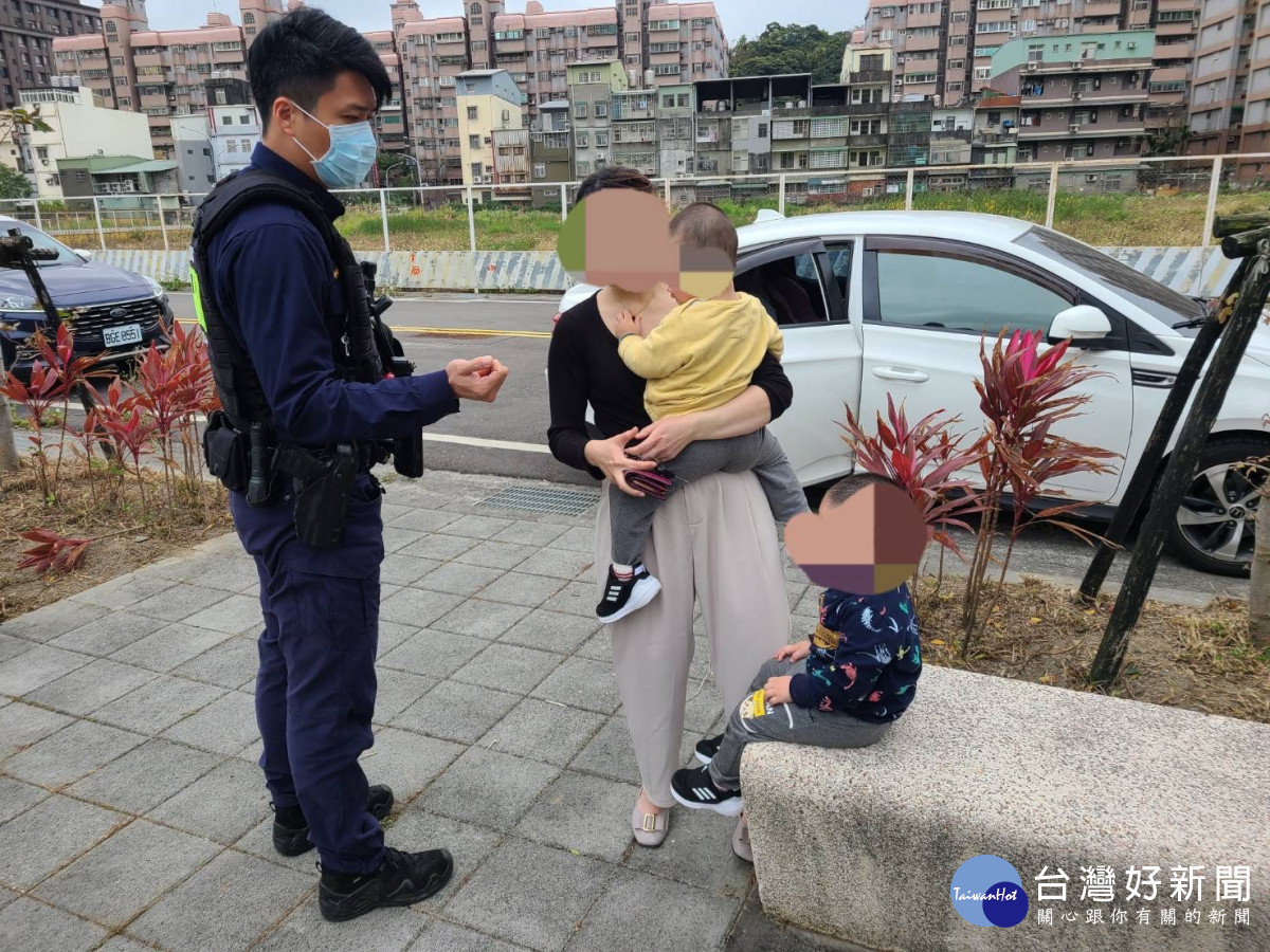 龜山區大林派出所警員細心破窗救出雙胞胎男童。<br /><br /> <br /><br /> 