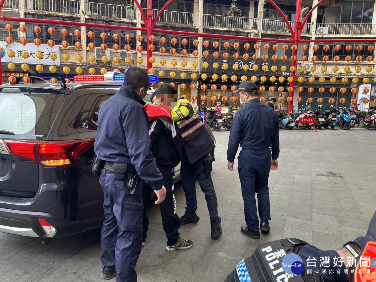 警追捕逃犯百米，宮廟神明前逮獲通緝男。<br /><br /> <br /><br /> 