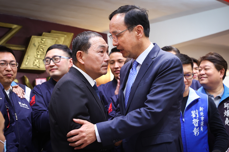 國民黨主席朱立倫(右)、新北市長侯友宜(左)20日出席新北市議會國民黨團幹部交接典禮,兩人相擁握手。中央社