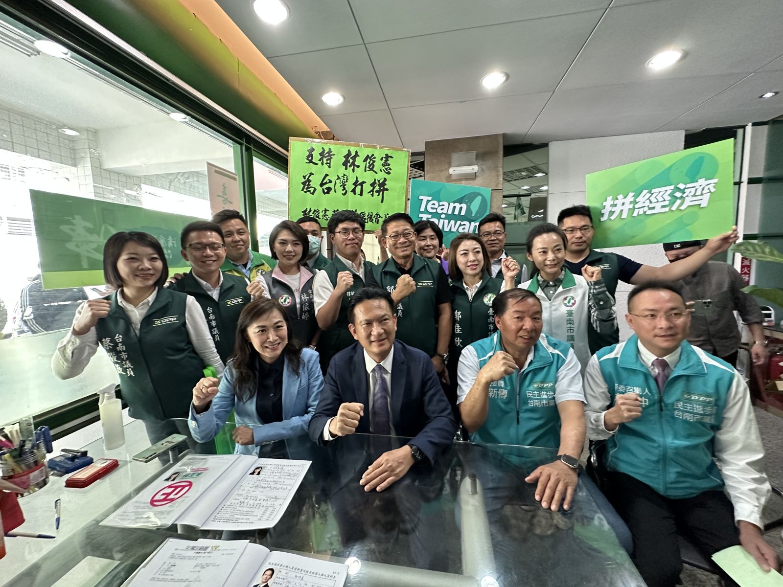 民進黨現任立委林俊憲、林宜瑾由12名黨籍議員陪同登記初選。辛啓松攝