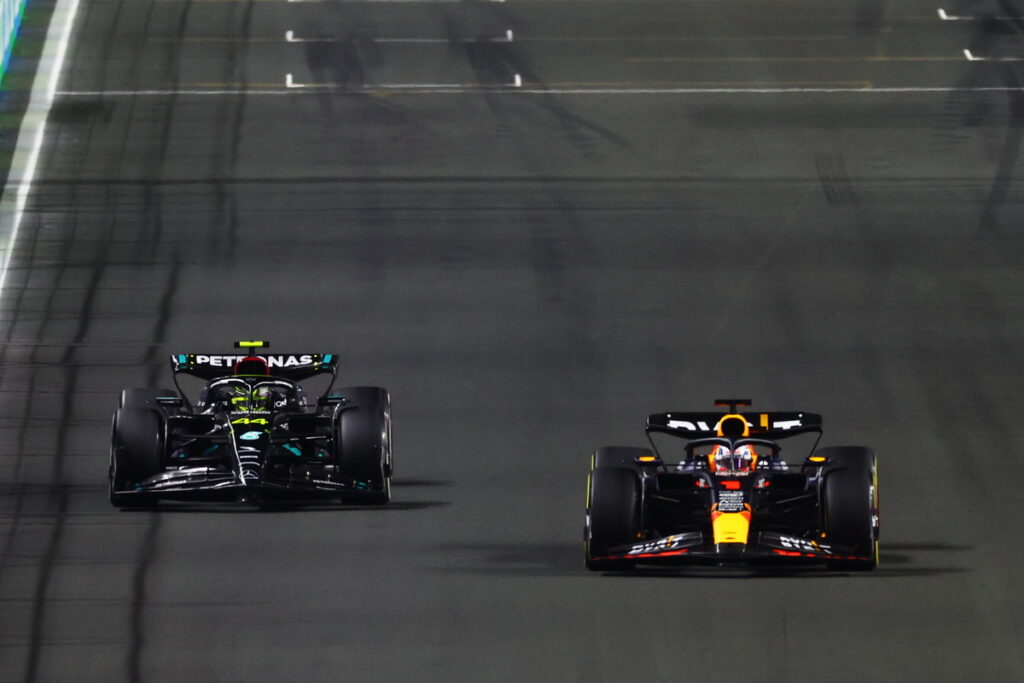 Max Verstappen從第15個起跑順位一路超越對手，最終來到第2名