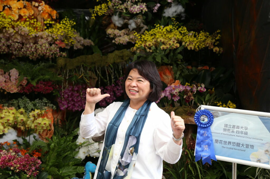 黃敏惠市長參訪蘭花展_嘉義大學展區