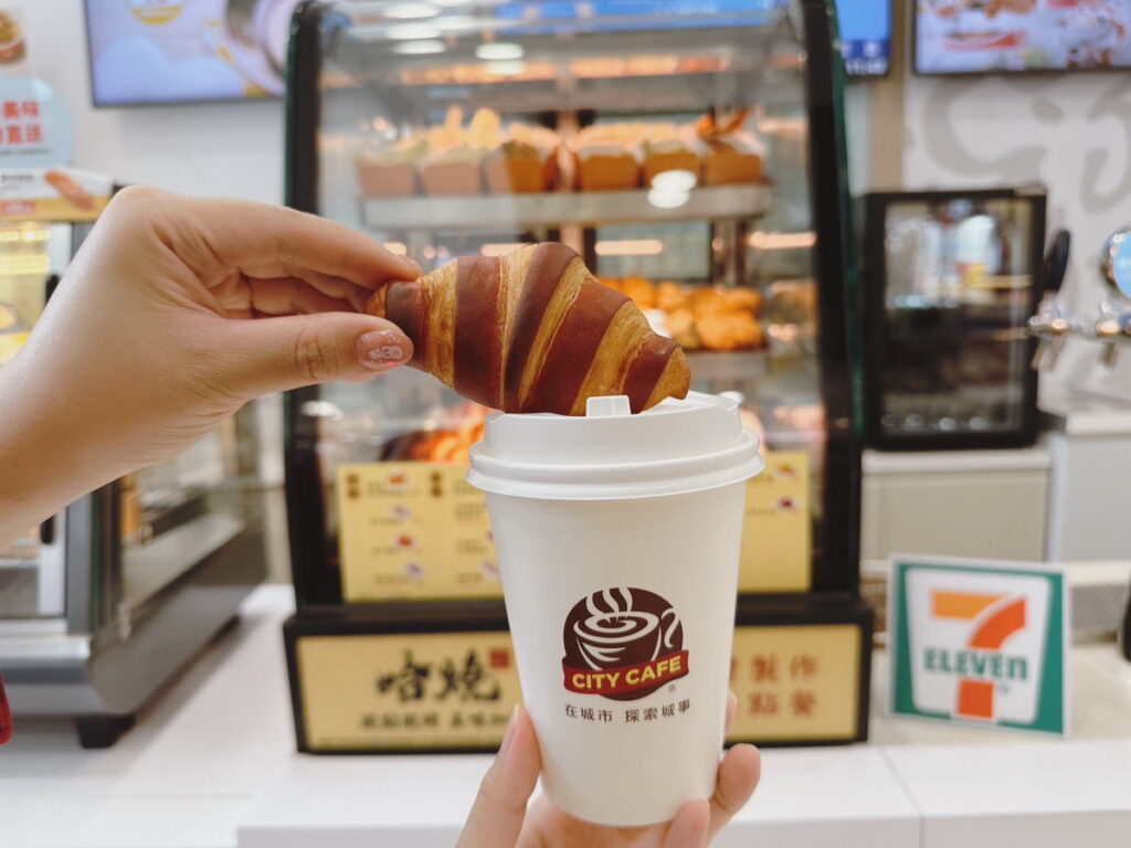 7-ELEVEN於超過70間哈燒專櫃限定販售「芋酷同行-芋泥流心雙色可頌(售價45元)」