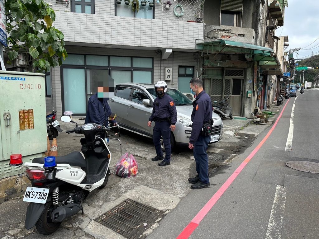 現場李男說遭下符水,警方在場幫開示。