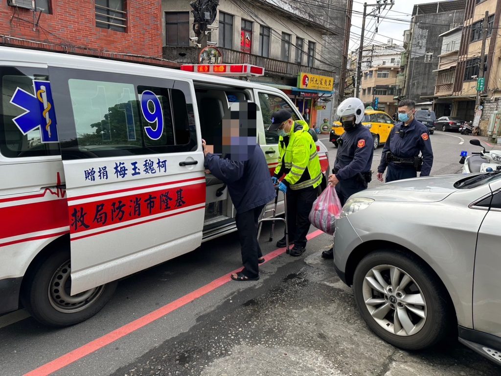 李男經警方開導後,表示自己想去醫院住,警方在場協助。