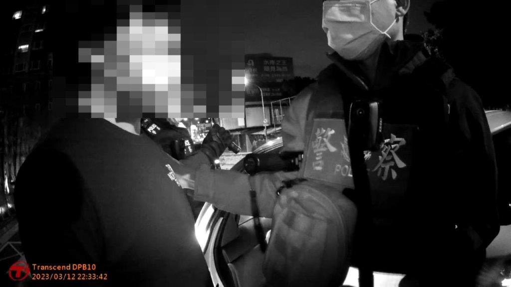 保大員警識破通緝犯報假名。