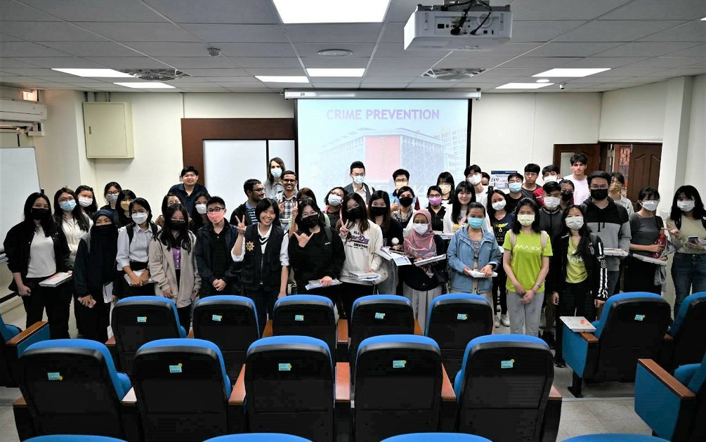 ▲ 中市警第三分局受邀至國立中興大學舉辦「境外生反詐騙及校園安全講座」 (圖/台中市警察局 提供)
