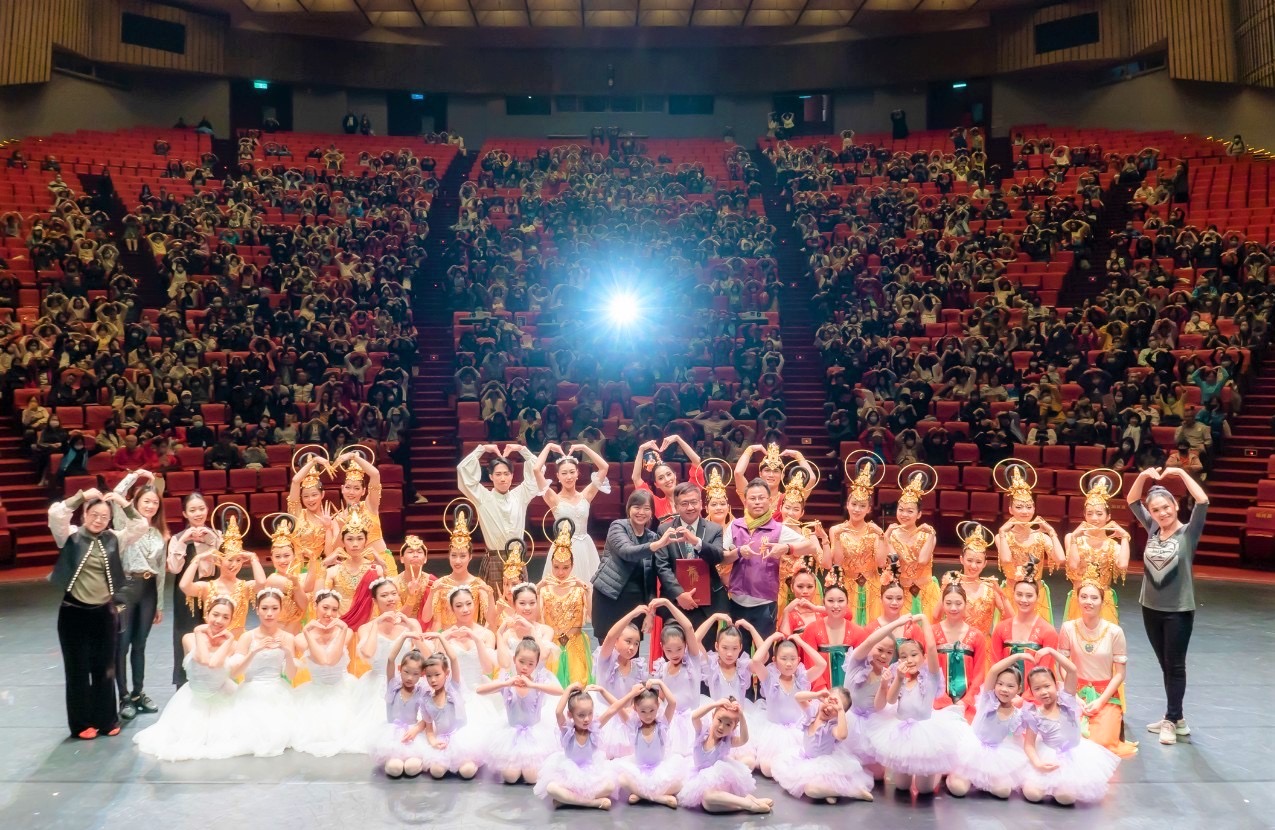 「遇見渡」遇見更好的自己，閱舞及建安學院全體獻出愛心大合照。（圖/閱舞舞團提供）