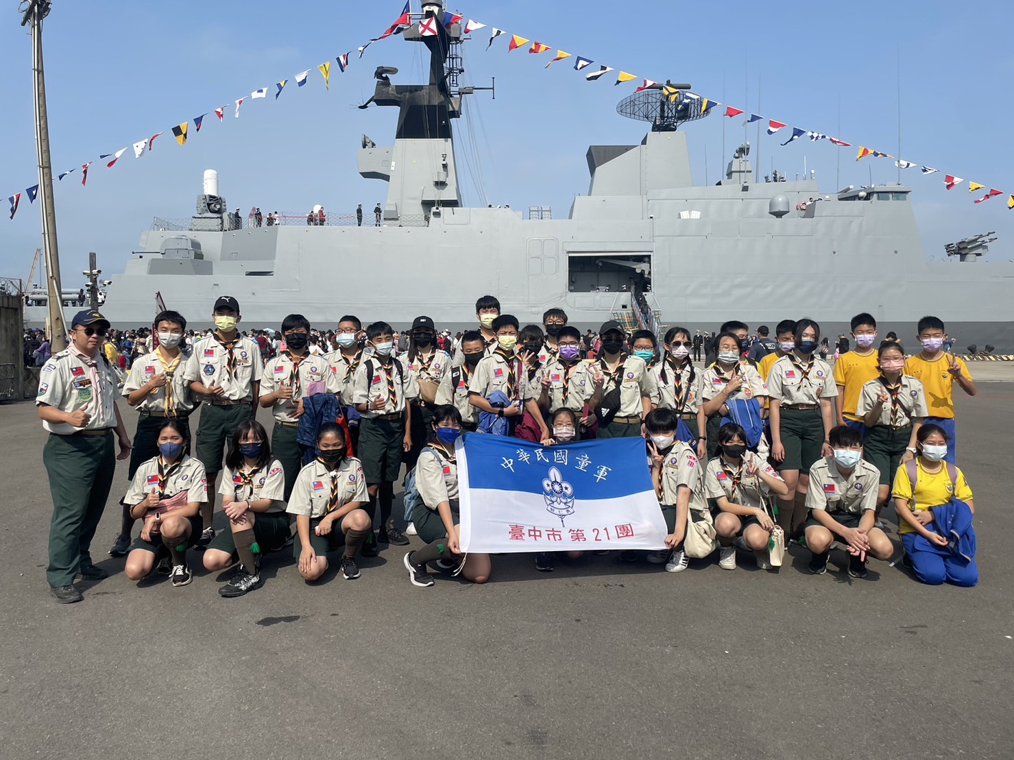 北新國中學生參與海軍軍艦參訪合影。(圖/中市北新國中提供)