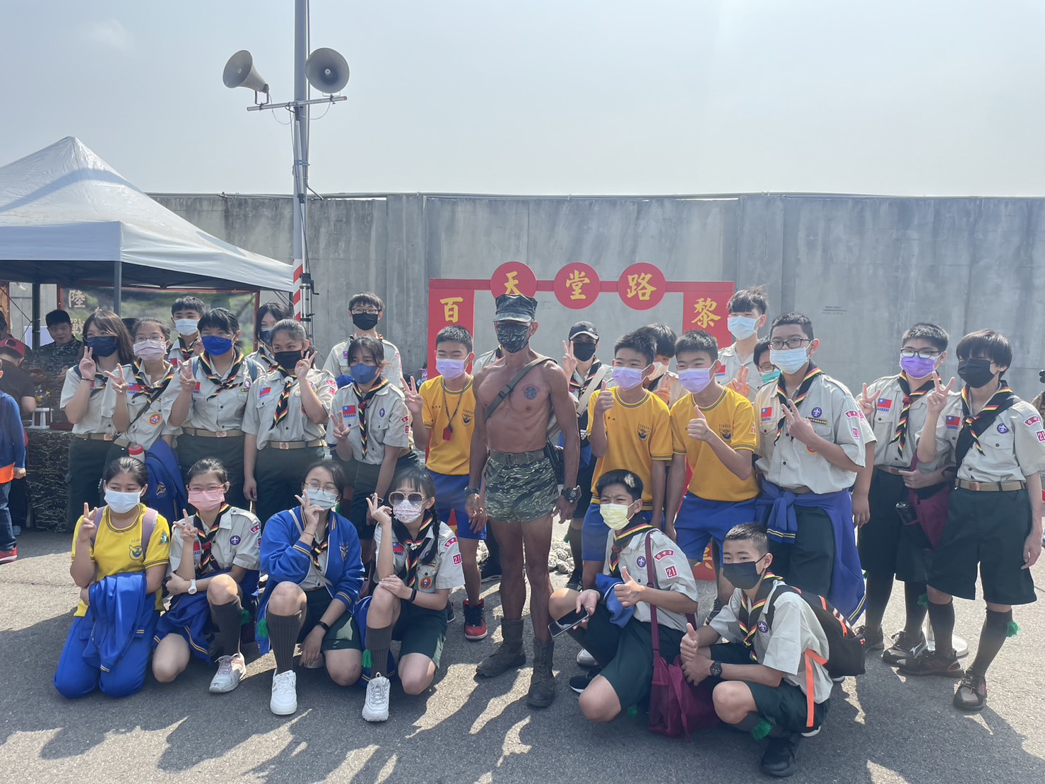 北新國中學生與現場海龍蛙兵合影。(圖/中市北新國中提供)