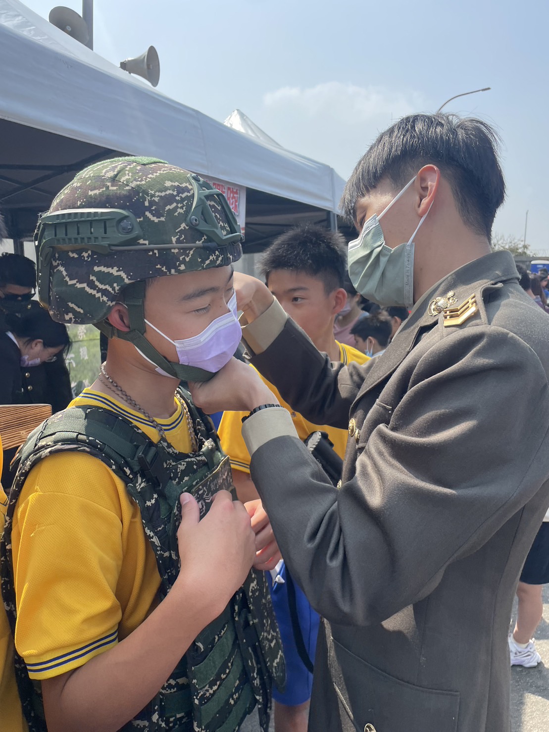國軍官兵與民眾現場互動。(圖/中市北新國中提供)