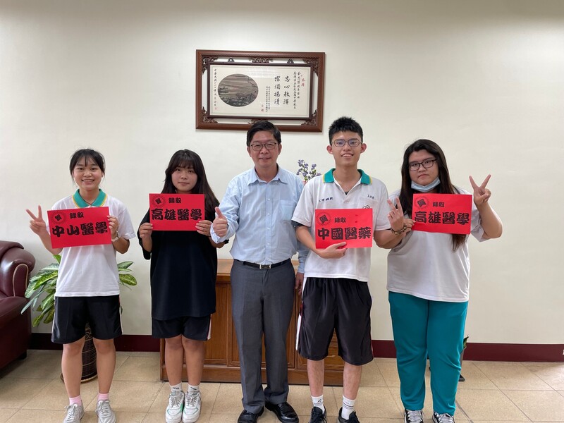 漾新聞|仁武高中大學繁星再創新高 高達8成錄取率 梁嘉程上榜醫藥學系