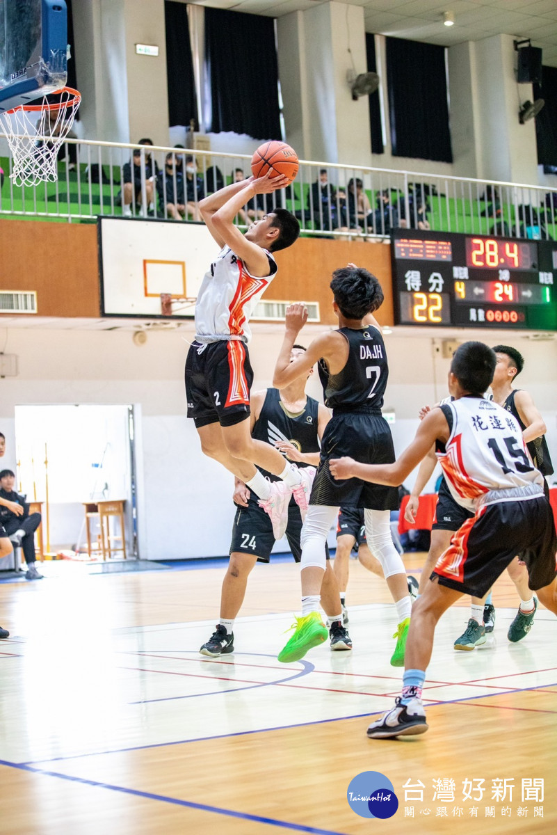 花蓮縣鳳林國中的小球員們帶著熱愛籃球的拚勁,本次在乙級縣市預賽中獲得花蓮縣第一名,而得以前進新北三重進行全國北區複賽。(台灣世界展望會提供)