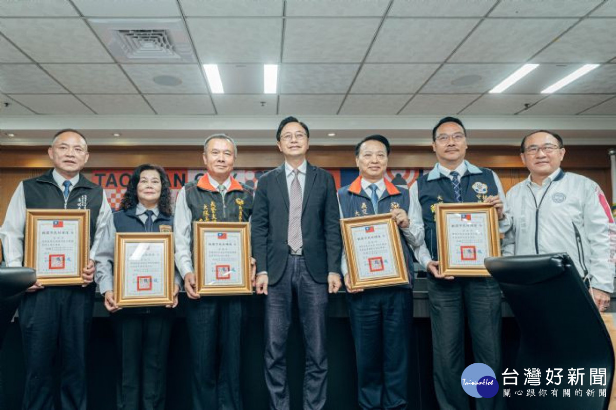 市長頒發民防總隊5名大隊長派令。