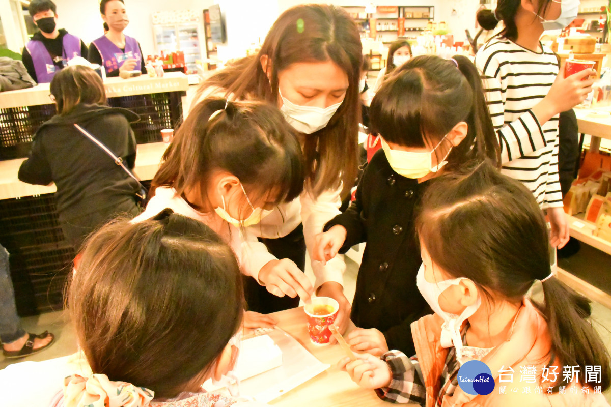 「桃園市客家事務局」與「桃園市客家文基金會」舉辦天光雜貨店假日手作課。<br /><br />