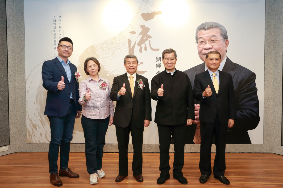 四十年不斷深造的內視鏡專家、健康生活習慣的推廣者劉輝雄醫師推出新書《一流之路-劉輝雄的醫道人生》，日前舉辦新書發表會，包括前副總統蕭萬長、電電公會理事長李詩欽及商周集團副總經理吳修辰等人皆到場祝賀。